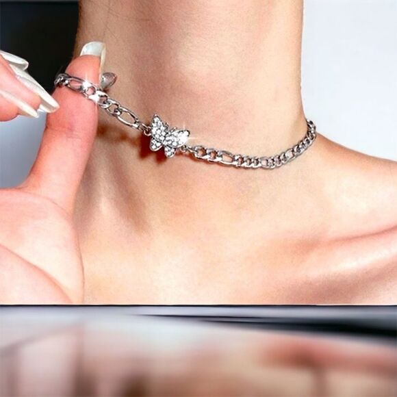 Darling 🦋 Necklace l Dainty Rhinestone Butterfly 🦋 l New - Picture 1 of 7